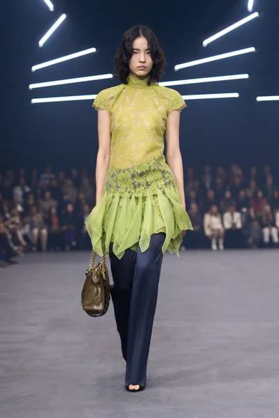 Look 16